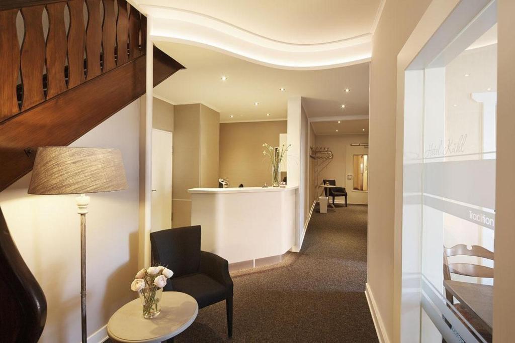 Hotel Kuehl Ноймюнстер Экстерьер фото